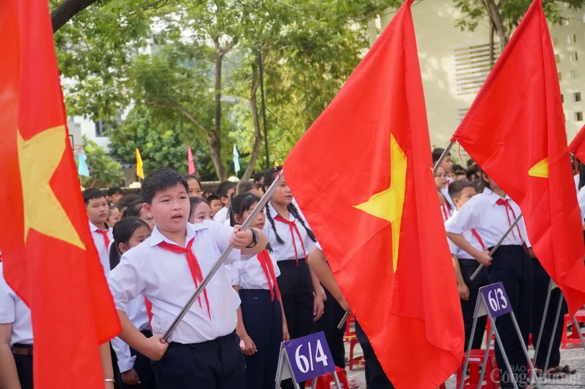 Nghi lễ chào cờ trong lễ khai giảng