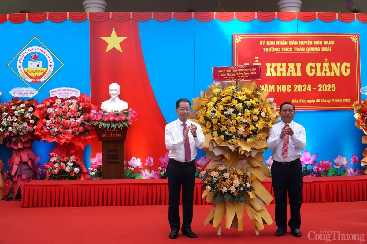 Lãnh đạo TP. Đà Nẵng tặng hoa chúc mừng khai giảng năm học mới trường THCS Trần Quang Khải Lãnh đạo TP. Đà Nẵng tặng hoa chúc mừng khai giảng năm học mới trường THCS Trần Quang Khải