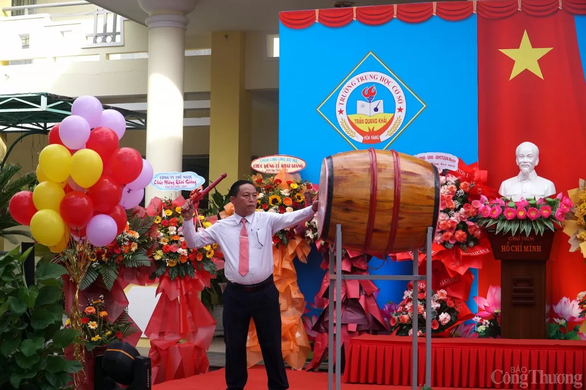 Thầy Nguyễn Minh Tùng - Hiệu trưởng trường THCS Trần Quang Khải đánh trống khai giảng năm học mới Thầy Nguyễn Minh Tùng - Hiệu trưởng trường THCS Trần Quang Khải đánh trống khai giảng năm học mới