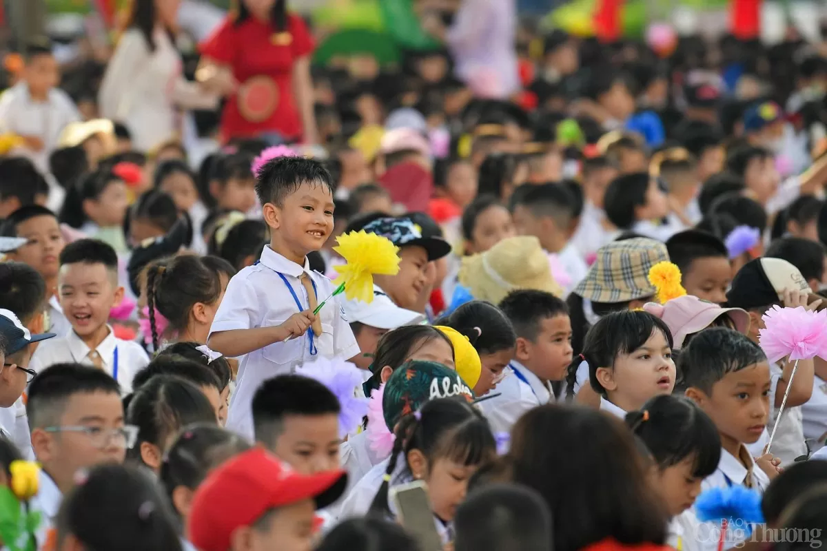 CHÙM ẢNH: Học sinh Hà Nội náo nức ngày khai giảng