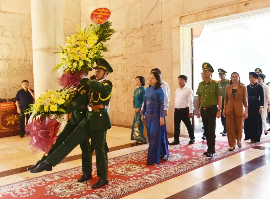 Phó Chủ tịch nước Võ Thị Ánh Xuân dâng hương tại Đền thờ Chủ tịch Hồ Chí Minh ở Pác Bó