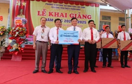 Phó Thủ tướng Lê Thành Long dự khai giảng năm học mới tại Hòa Bình