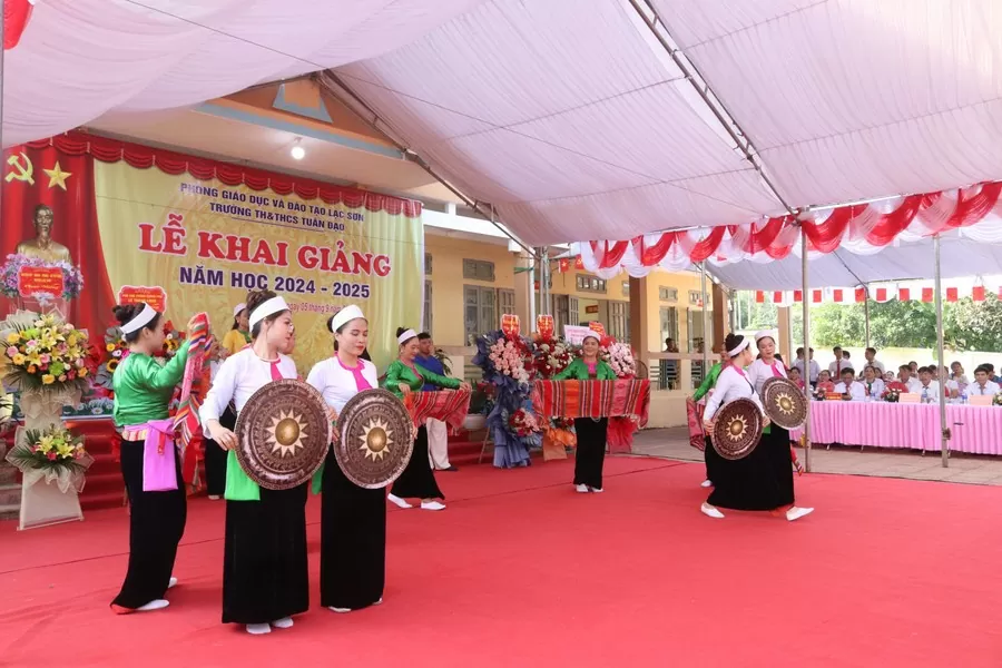 Phó Thủ tướng Lê Thành Long dự khai giảng năm học mới tại Hòa Bình