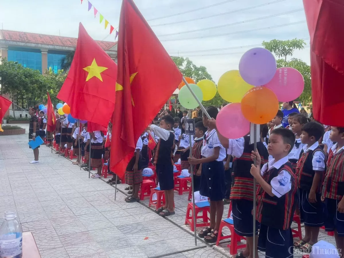 Trao yêu thương đến con em đồng bào dân tộc ở dãy Trường Sơn