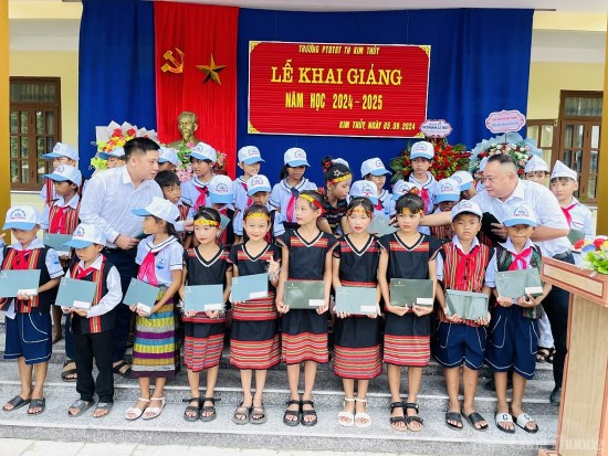 trao yeu thuong den con em dong bao dan toc o day truong son