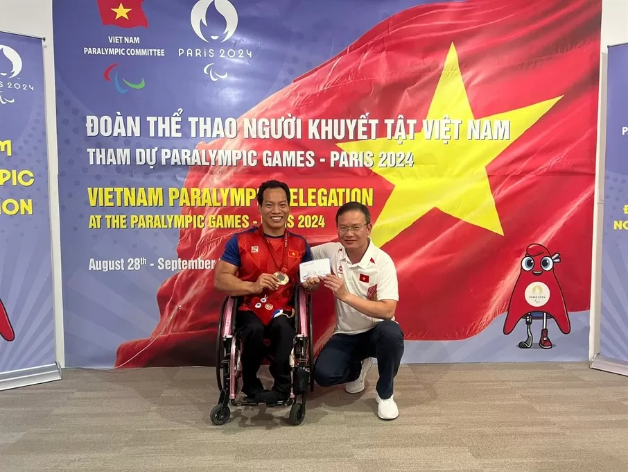 Trưởng đoàn Thể thao Người khuyết tật Việt Nam Nguyễn Hồng Minh tại Paralympic Paris 2024 đã trao thưởng nóng cho VĐV Lê Văn Công