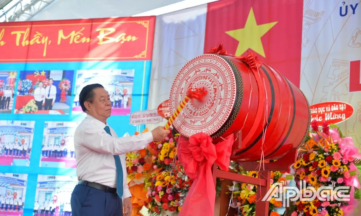 Trưởng Ban Tuyên giáo Trung ương thăm gia đình liệt sĩ từng dùng thân mình lấp lỗ châu mai