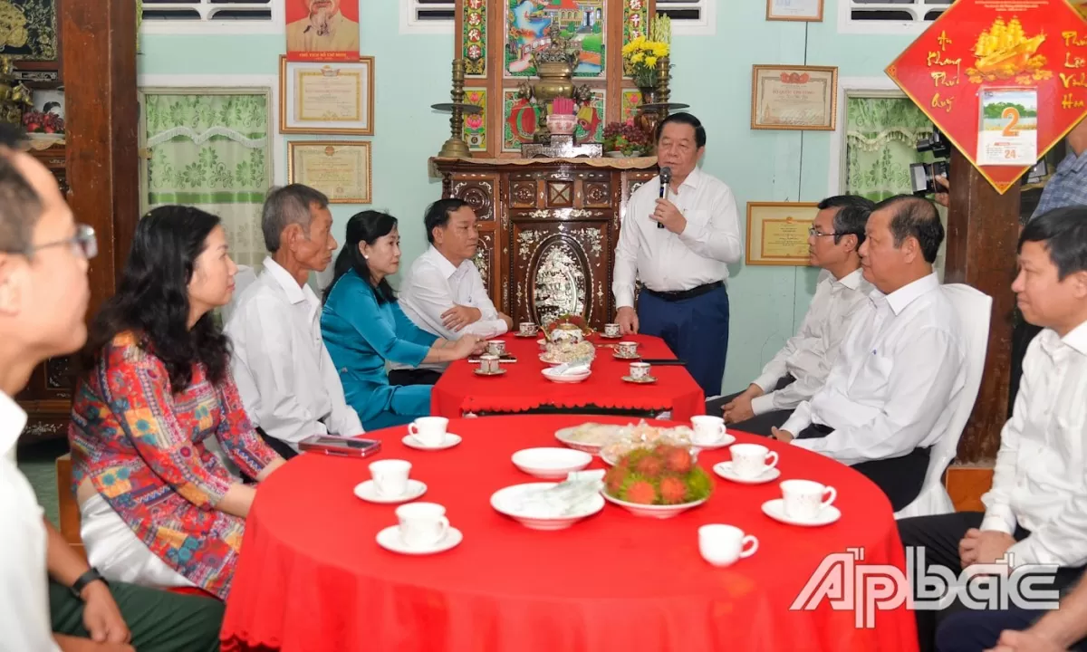 Trưởng Ban Tuyên giáo Trung ương thăm gia đình liệt sĩ từng dùng thân mình lấp lỗ châu mai