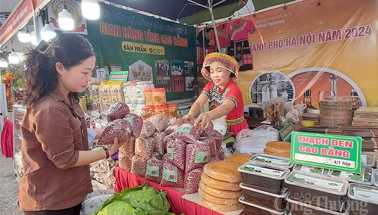 Người tiêu dùng tham quan mua sắm tại Tuần hàng (Ảnh: Nguyễn Hạnh)