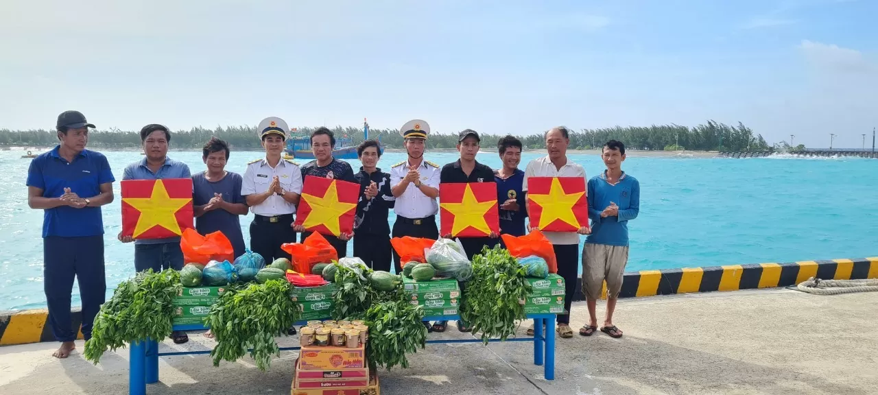 Đảo Sinh Tồn tặng quà cho ngư dân vào tránh trú bão YAGI