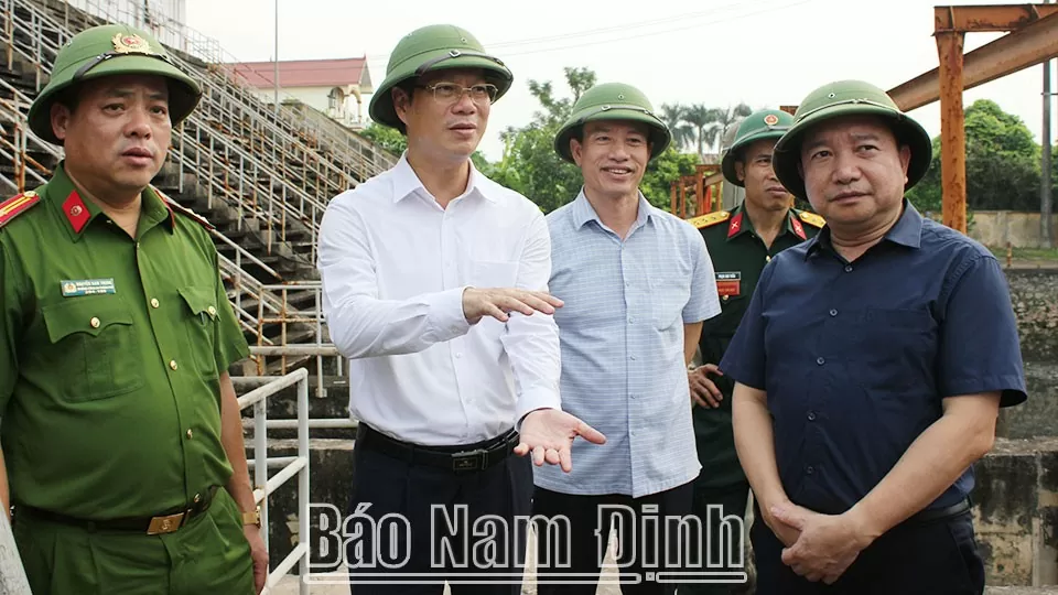 ãnh đạo thành phố Nam Định kiểm tra công tác phòng chống bão tại các khu nhà ở nguy hiểm trên đường Hoàng Văn Thụ.