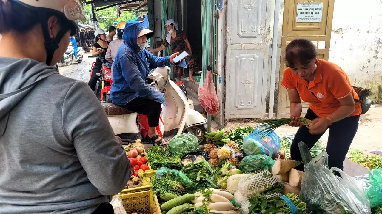 Hà Nội: Rau xanh, thịt lợn đắt hàng trước bão số 3