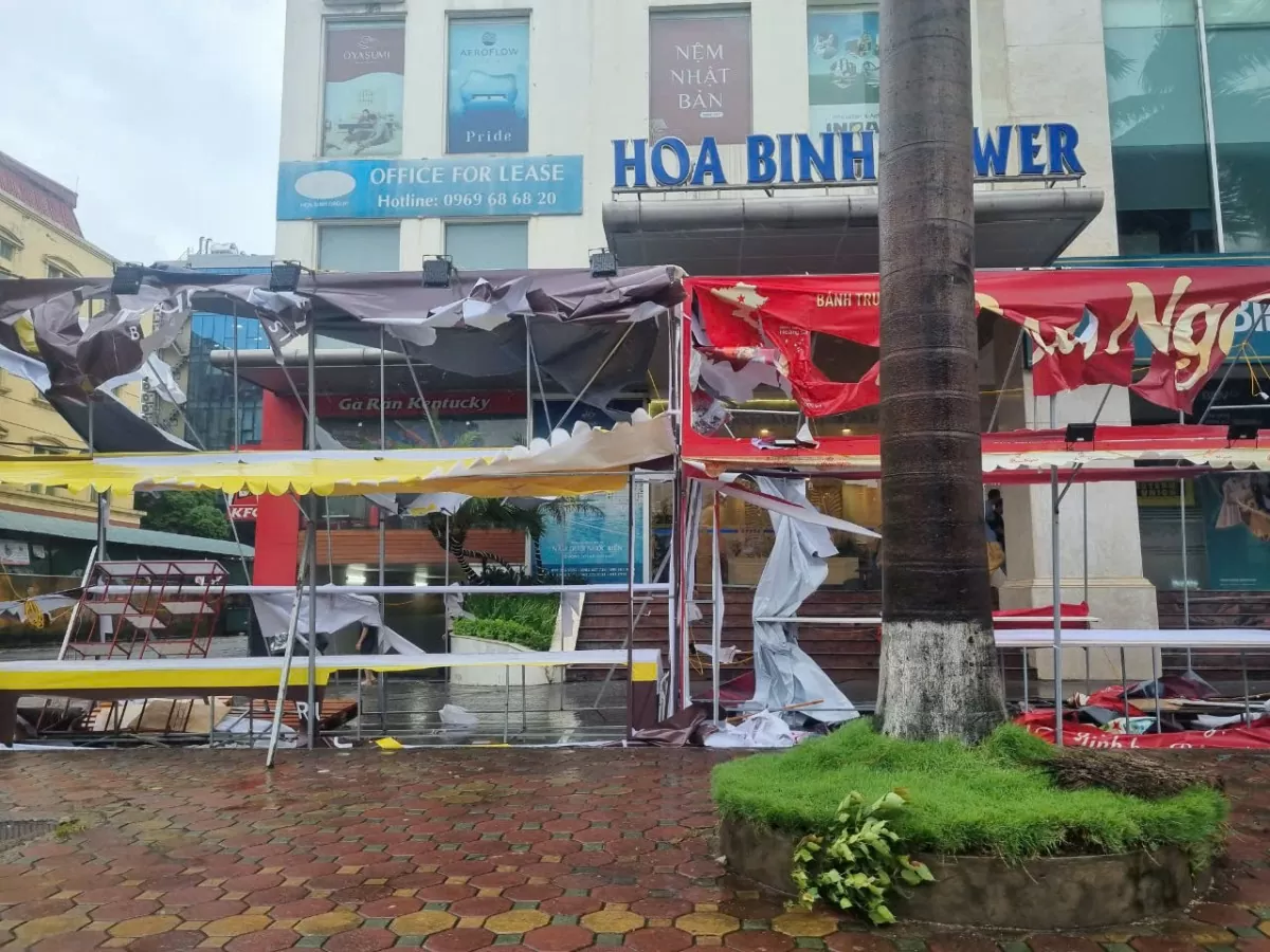 Hà Nội: Cửa hàng bánh trung thu trên hè phố tan hoang do bão số 3