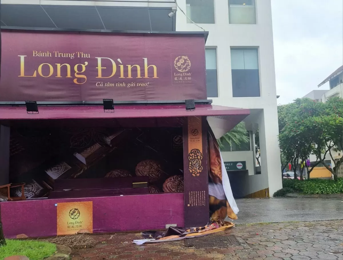 Hà Nội: Cửa hàng bánh trung thu trên hè phố tan hoang do bão số 3