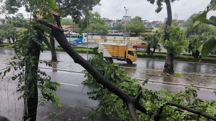 Bão số 3 đổ bộ Hà Nội: Đoàn xe ô tô xếp hàng dài 'hộ tống' xe máy qua cầu Nhật Tân