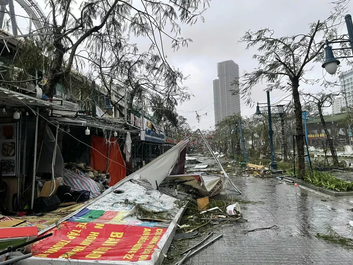 Chùm ảnh: Thành phố Hạ Long tan hoang sau khi siêu bão Yagi càn quét