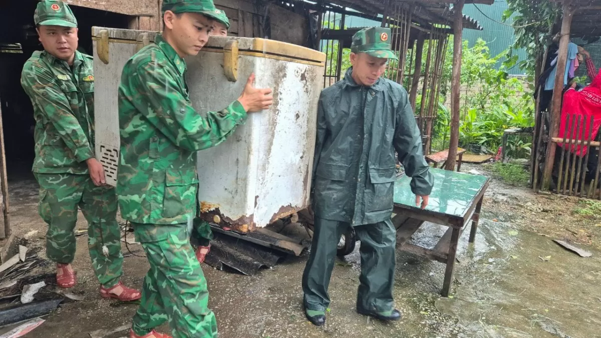 Chùm ảnh: Thành phố Hạ Long tan hoang sau khi siêu bão Yagi càn quét