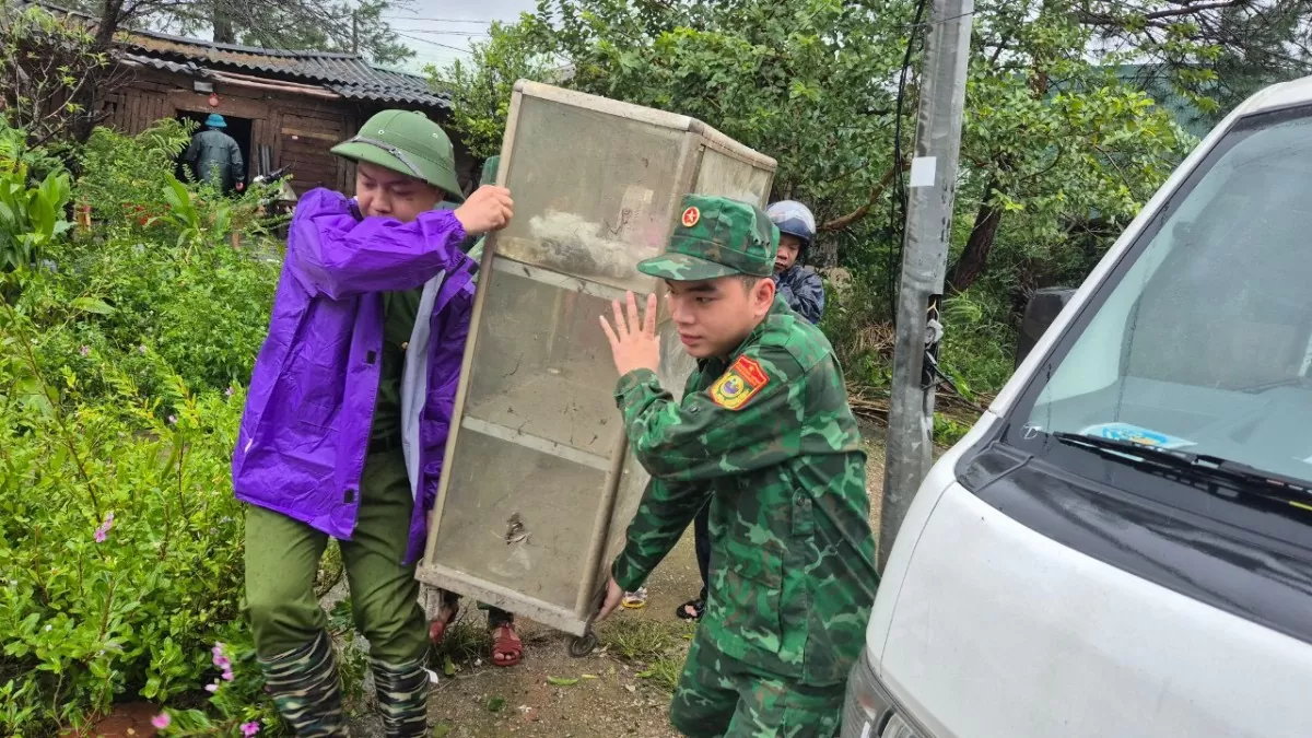 Chùm ảnh: Thành phố Hạ Long tan hoang sau khi siêu bão Yagi càn quét