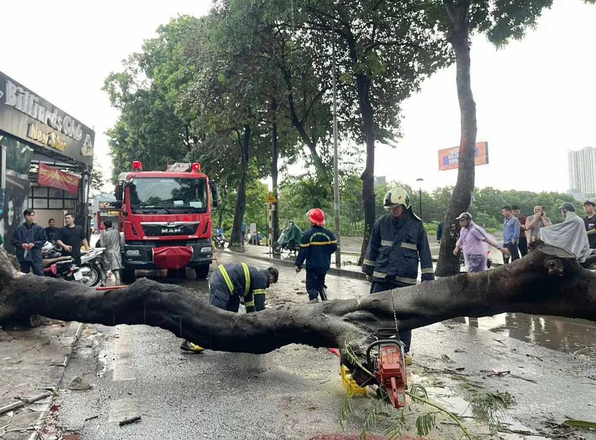 Xe chữa cháy chắn mưa gió cho người đi xe máy vượt bão Yagi ở Hà Nội