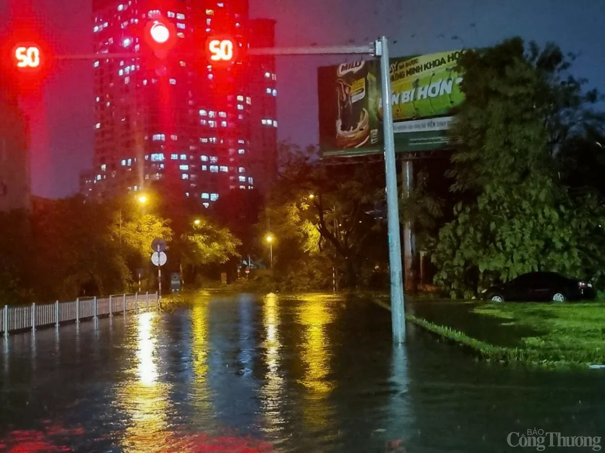 Hà Nội: Ảnh hưởng bão số 3, đường phố tan hoang, cây đổ ngổn ngang