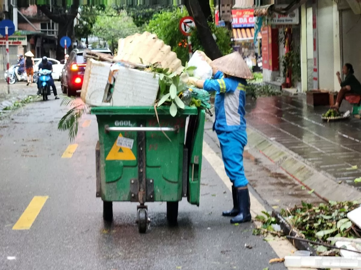 Những con phố đẹp nhất Hà Nội tan hoang sau bão số 3 Những con phố đẹp nhất Hà Nội tan hoang sau bão số 3