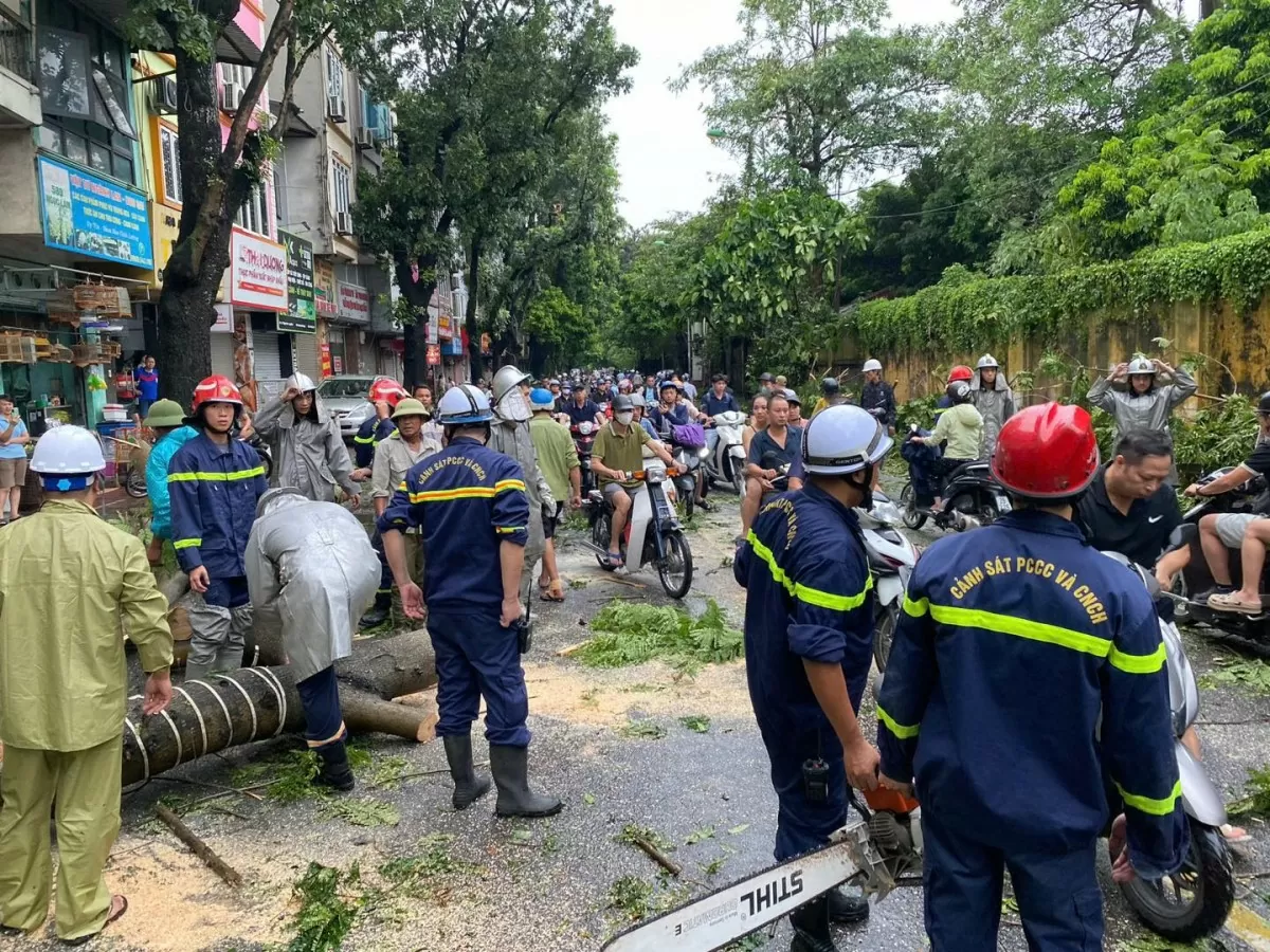 Hà Nội bắt đầu dọn dẹp đường phố, khắc phục hậu quả sau bão Yagi