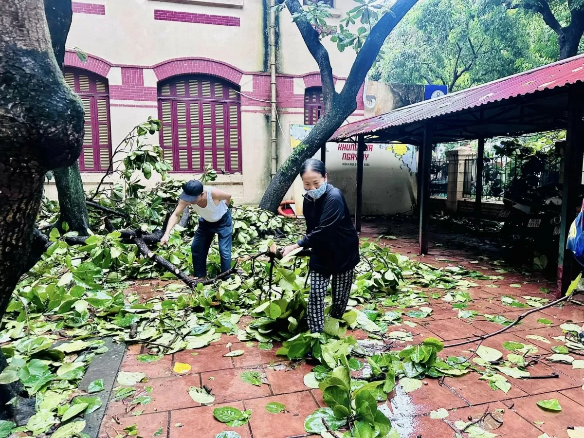 Hà Nội bắt đầu dọn dẹp đường phố, khắc phục hậu quả sau bão Yagi