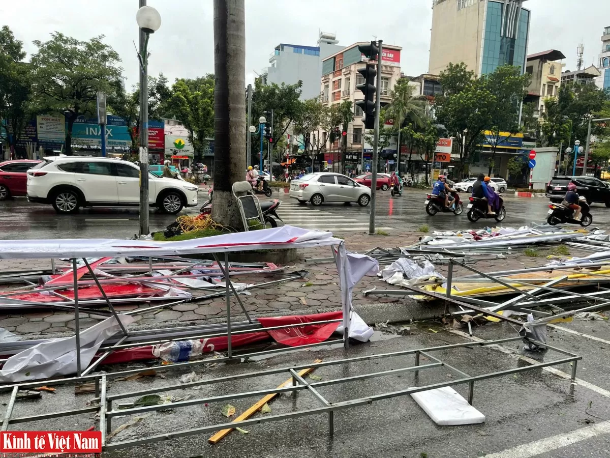 Hàng loạt quầy bánh trung thu bị quật đổ, trơ khung thép sau bão Yagi