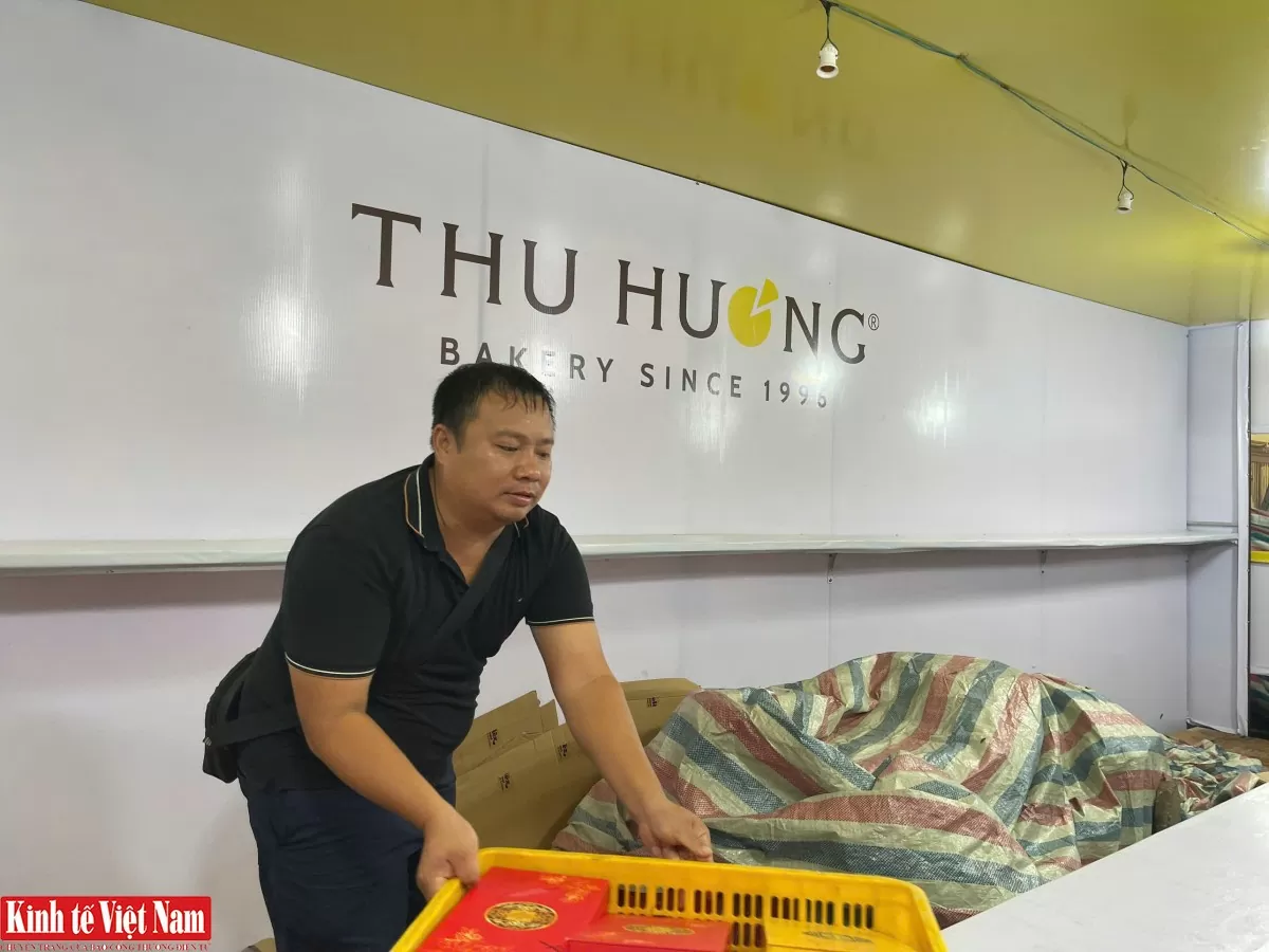 Hàng loạt quầy bánh trung thu bị quật đổ, trơ khung thép sau bão Yagi