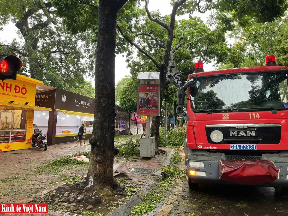 Hàng loạt quầy bánh trung thu bị quật đổ, trơ khung thép sau bão Yagi