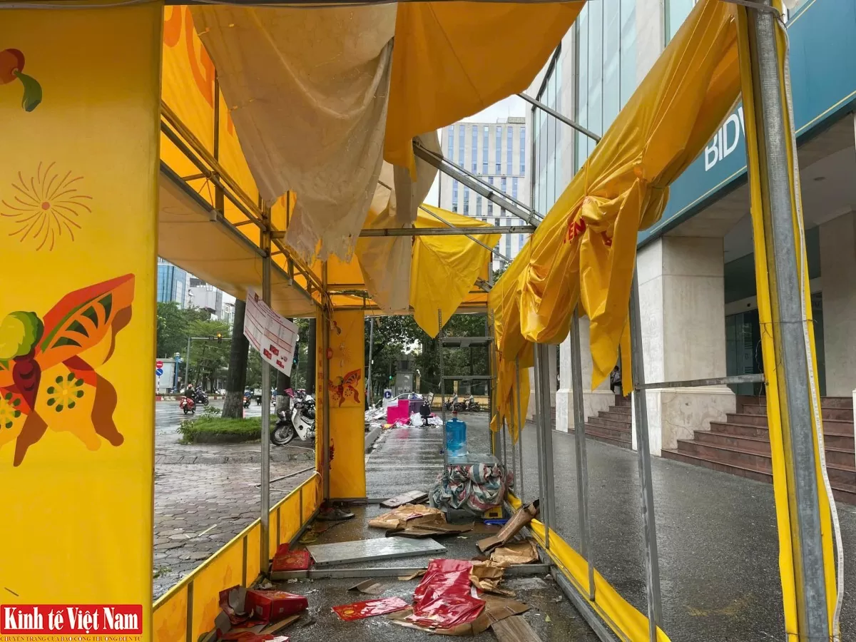 Hàng loạt quầy bánh trung thu bị quật đổ, trơ khung thép sau bão Yagi