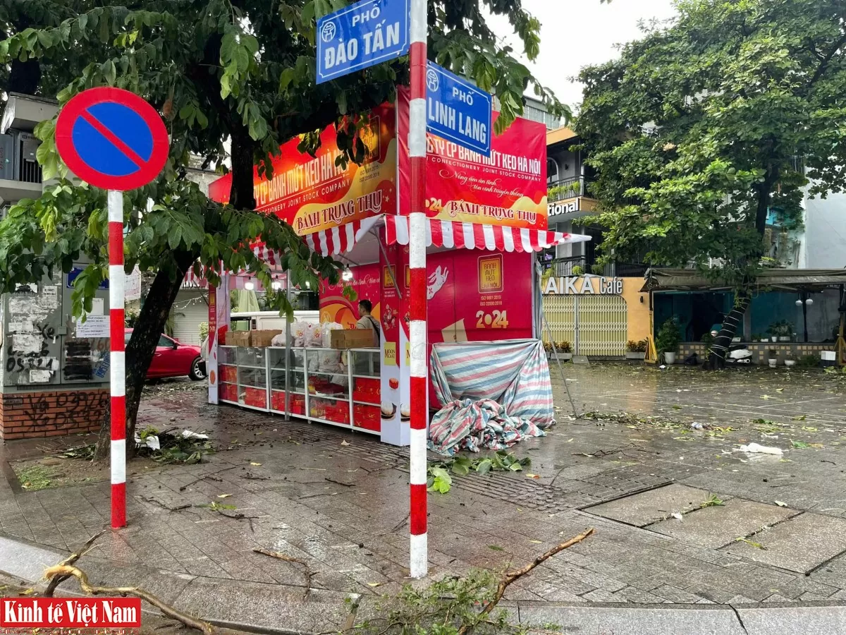 Hàng loạt quầy bánh trung thu bị quật đổ, trơ khung thép sau bão Yagi