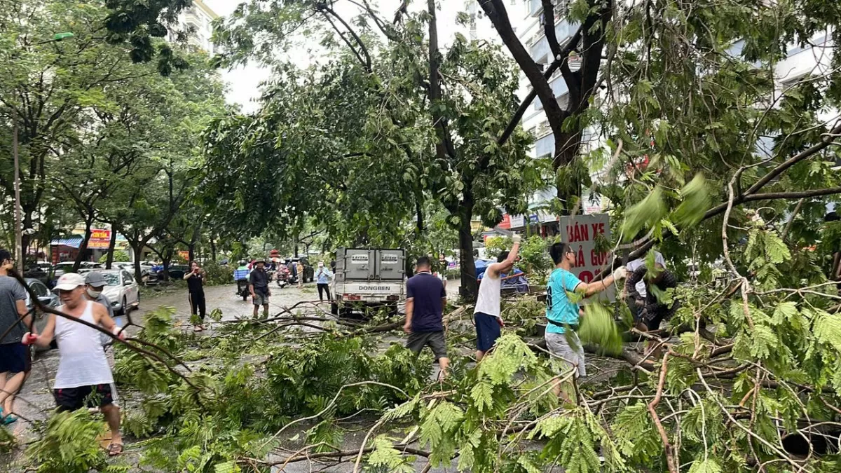 Hà Nội bắt đầu dọn dẹp đường phố, khắc phục hậu quả sau bão Yagi