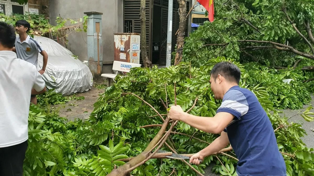 Hà Nội: Lực lượng Công an cùng nhân dân chung tay dọn dẹp sau cơn bão số 3 càn quét