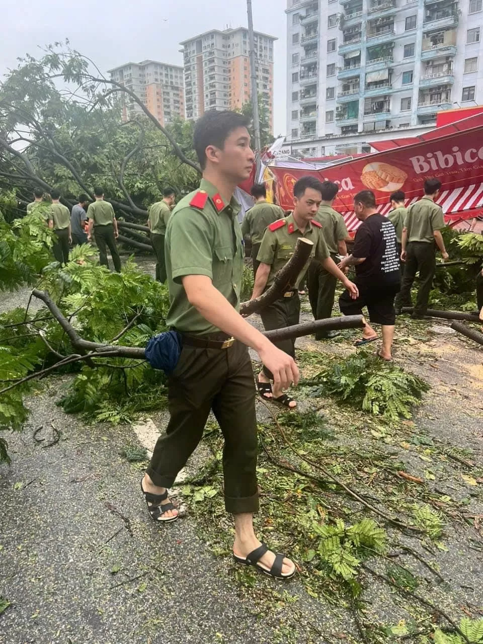 Hà Nội: Lực lượng Công an cùng nhân dân chung tay dọn dẹp sau cơn bão số 3 càn quét