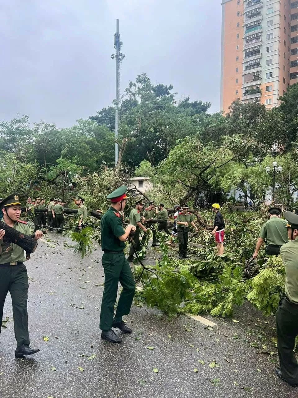 Hà Nội: Lực lượng Công an cùng nhân dân chung tay dọn dẹp sau cơn bão số 3 càn quét