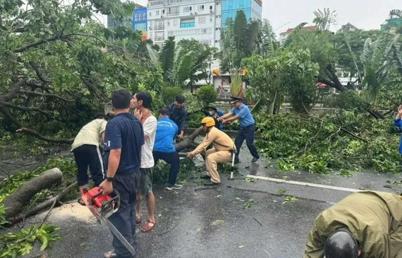 Hà Nội: Lực lượng Công an cùng nhân dân chung tay dọn dẹp sau cơn bão số 3 càn quét