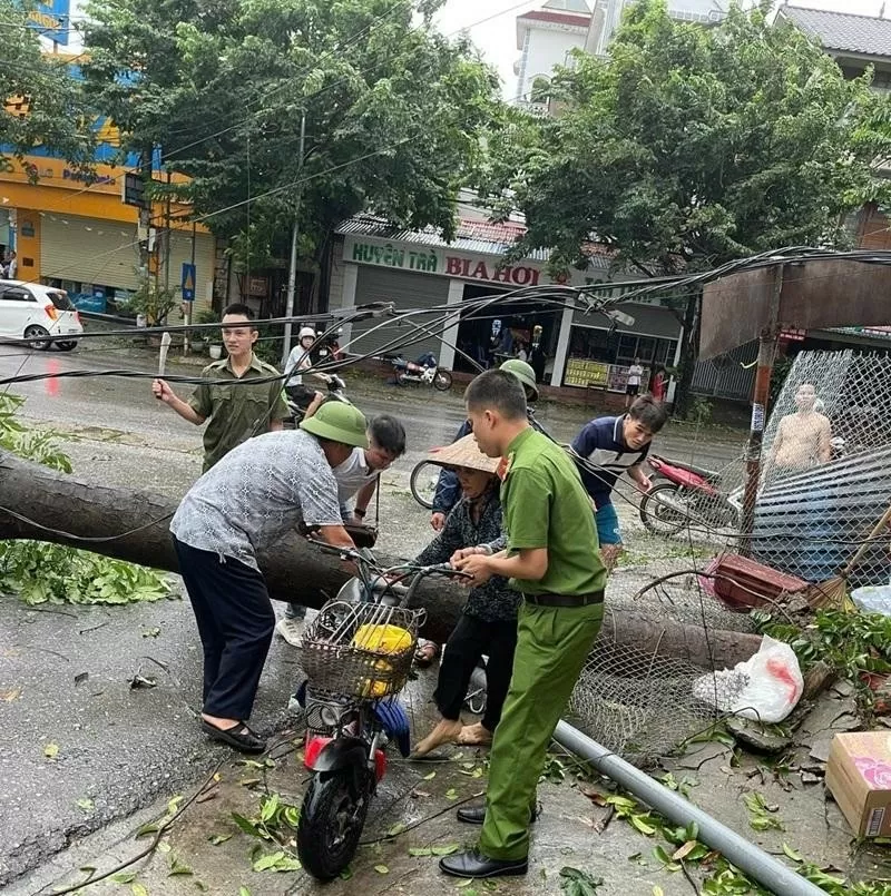 Thái Nguyên: Lực lượng Công an hỗ trợ người dân khắc phục hậu quả do bão