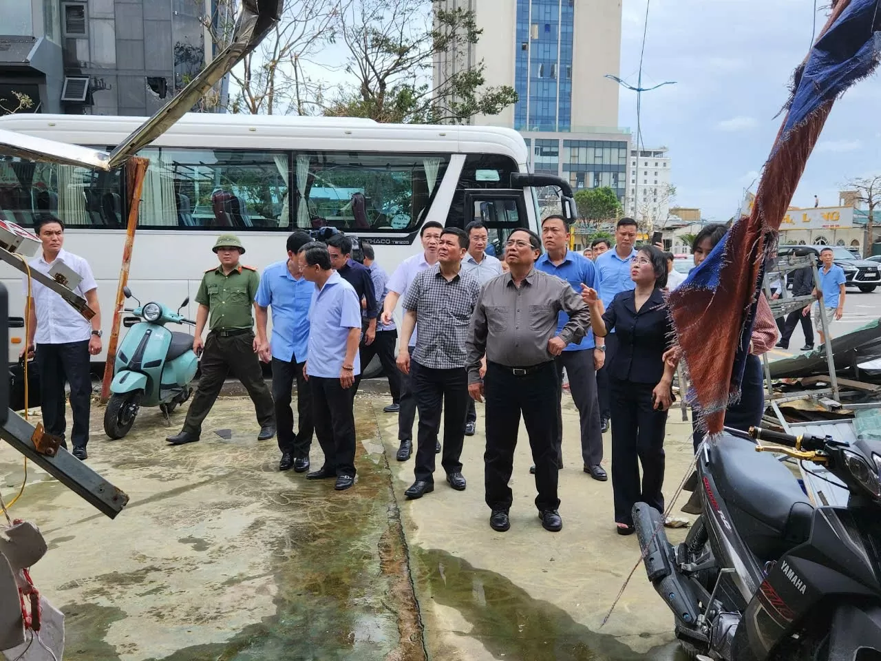 Bộ trưởng Bộ Công Thương tháp tùng Thủ tướng kiểm tra khắc phục thiệt hại bão số 3 tại Quảng Ninh