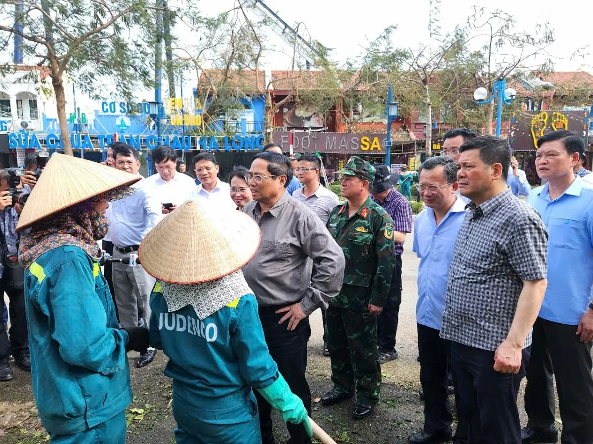 Chùm ảnh: Thủ tướng và Bộ trưởng Bộ Công Thương kiểm tra việc khắc phục hậu quả bão Yogi ở Quảng Ninh