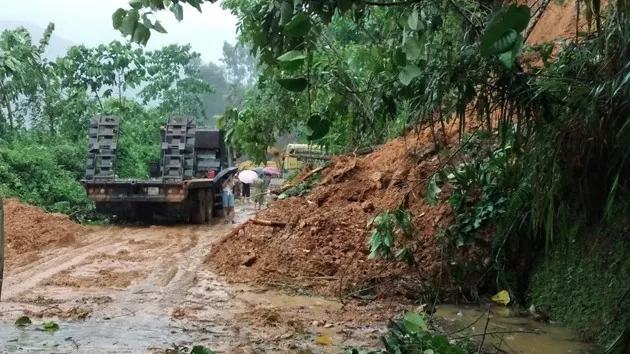 Hoà Bình: Khắc phục hậu quả vụ sạt lở đất gây sập nhà làm 4 người tử vong