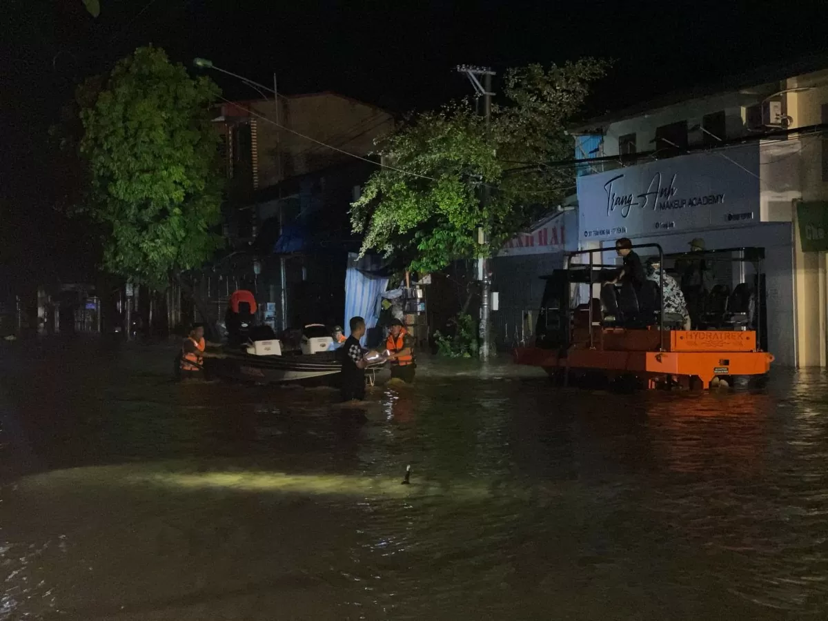 Yên Bái: Mưa trắng trời, người dân chạy lũ trong đêm