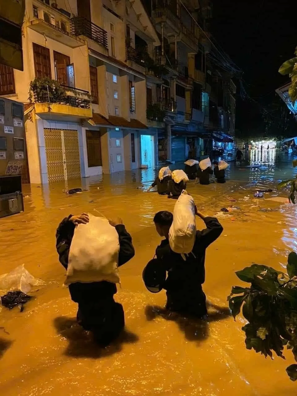 Yên Bái: Mưa trắng trời, người dân chạy lũ trong đêm