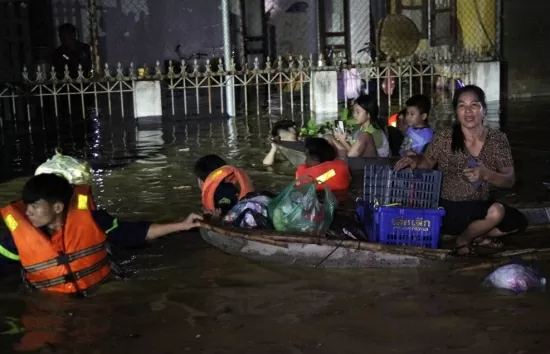 Lũ sông Cầu dâng cao, người dân Thái Nguyên chạy lụt trong đêm