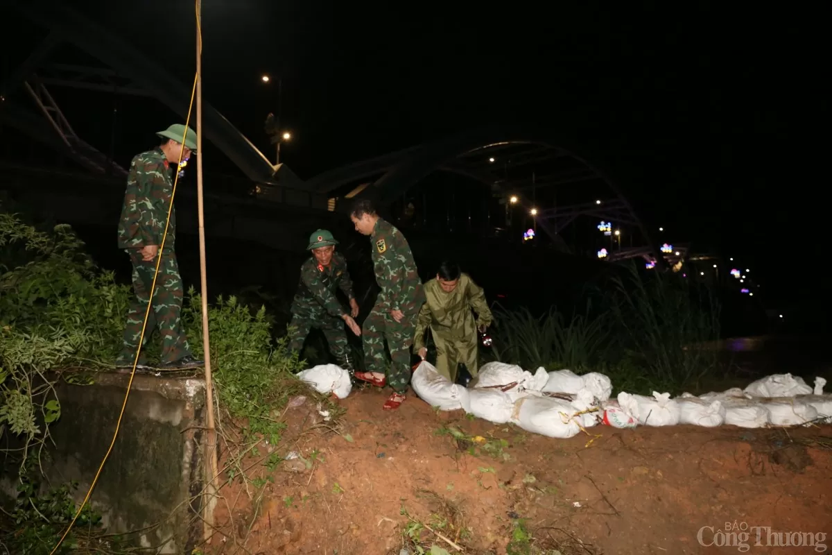 Lũ sông Cầu dâng cao, người dân Thái Nguyên chạy lụt trong đêm