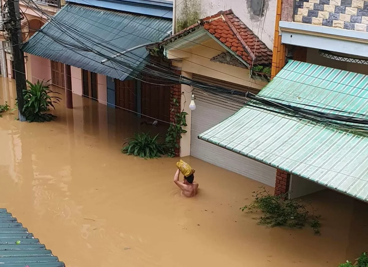 Cập nhật bão số 3: Nước ngập tới trần nhà, Yên Bái cảnh báo lũ khẩn cấp