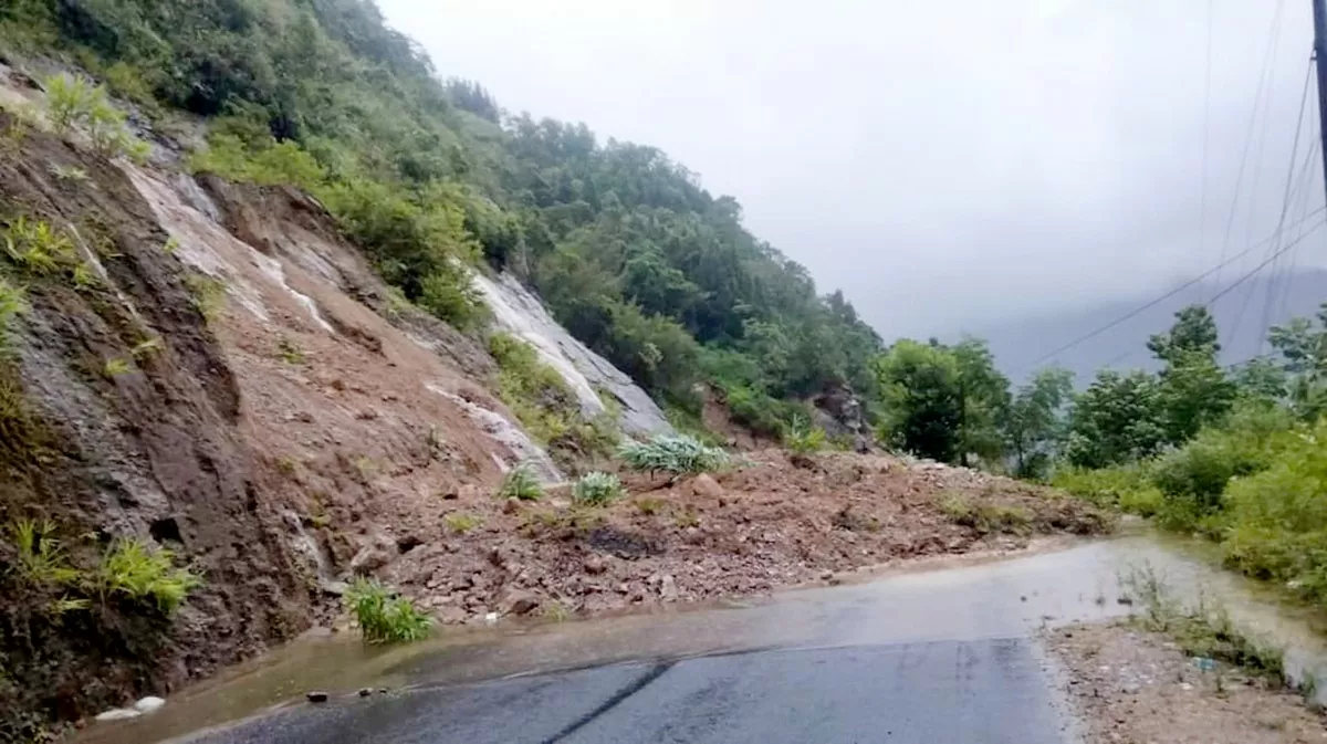 Hà Giang mưa lớn kéo dài gây ngập úng, nhiều tuyến đường sạt lở