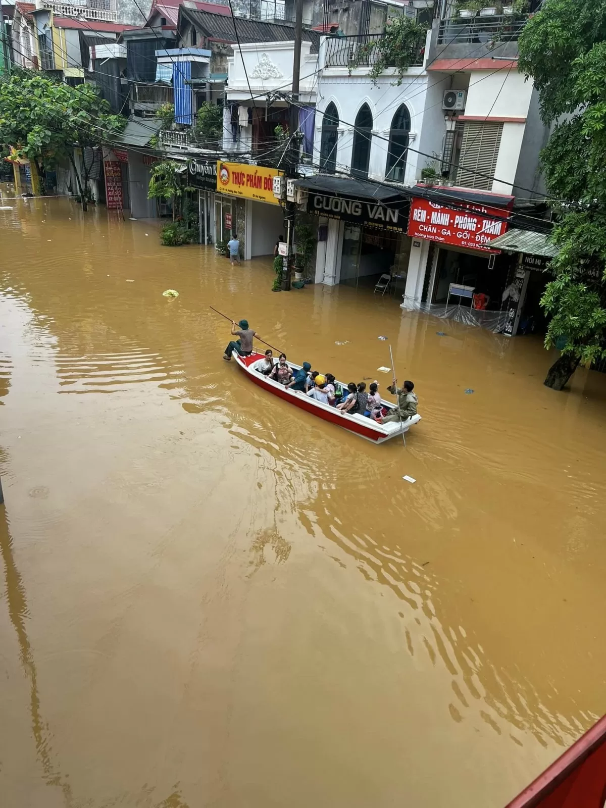 Nhiều nơi ngập sâu đến 4m, thành phố Yên Bái tạm thời di dời 3.500 hộ dân