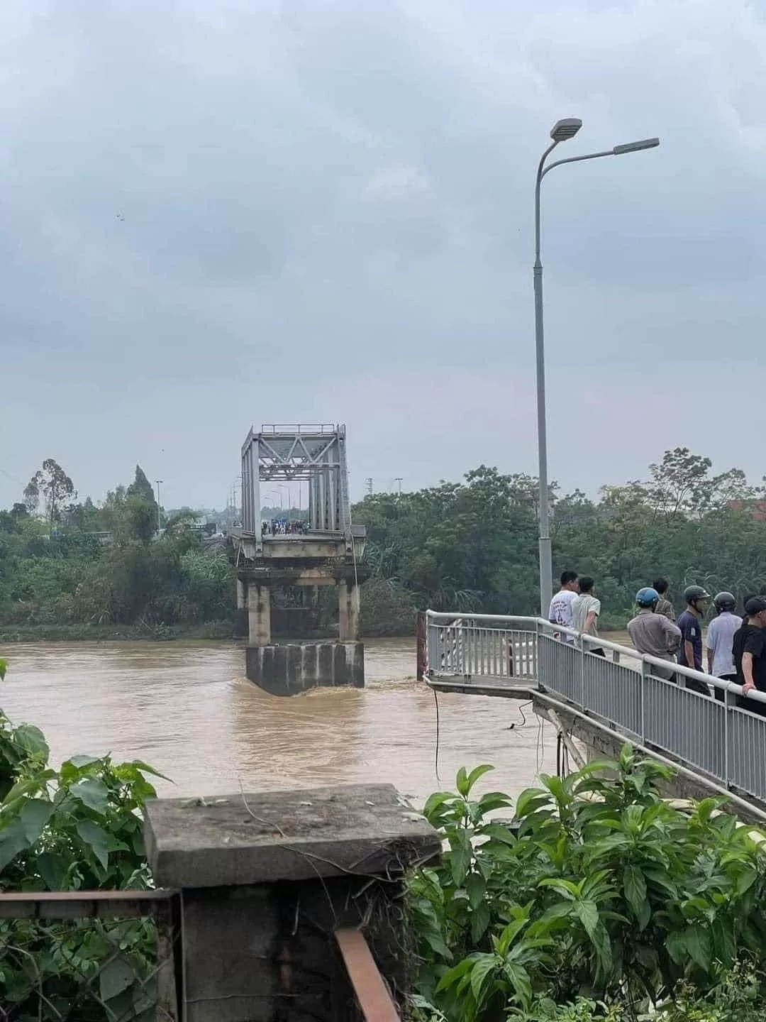 Người dân Phú Thọ lặng người khi chứng kiến cầu Phong Châu sập do mưa lũ