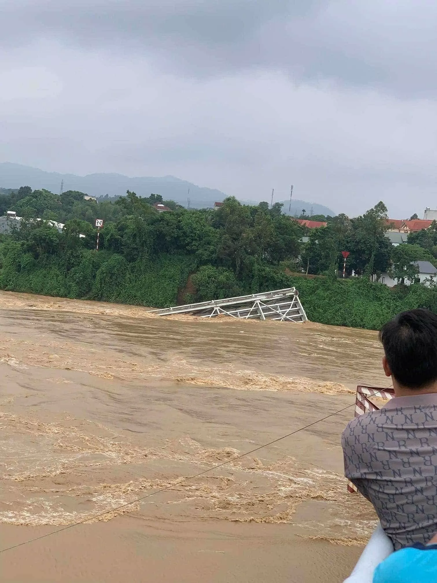 Người dân Phú Thọ lặng người khi chứng kiến cầu Phong Châu sập do mưa lũ